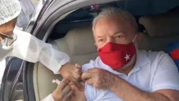 Ex-presidente Lula toma 1ª dose da vacina contra o coronavírus em São Bernardo do Campo